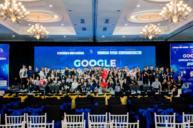 Mọi người cùng nhau chụp ảnh tại sự kiện SEO Growth Hacking 2024